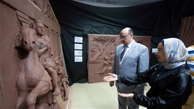 رئيس جامعة المنصورة يتفقد معرض مشروعات تخرج طلاب فنون جميلة