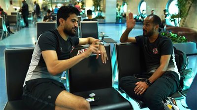 الأهلي يصل مطار القاهرة استعدادًا للسفر إلى الغردقة | صور 