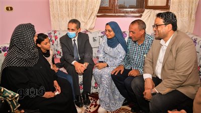 داخل منازلهم.. محافظ الغربية يهنئ أمنية وإسراء أوائل الدبلومات الفنية | صور