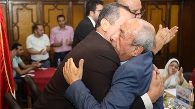 بالأحضان.. انتهاء الخلاف بين نقيب المهندسين والأمين العام للنقابة | صور