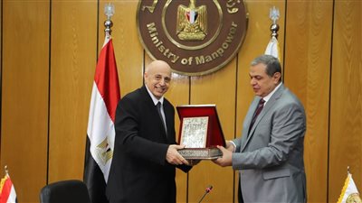 سعفان يكرم وكيل الوزارة للموارد البشرية ومدير المكتب الفني لبلوغهما سن التقاعد