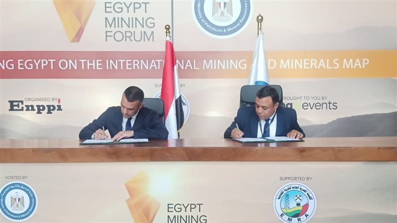 جانب من توقيع الاتفاقيات