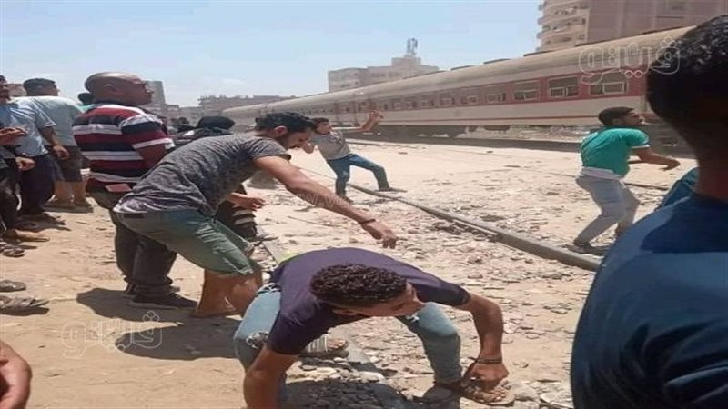 شباب يرشقون قطار
