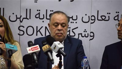 أشرف زكي: الفنانون والصحفيون عانوا من المندسين في الجنازات ممن ينتهكون حرمة الموت | صور - فيديو