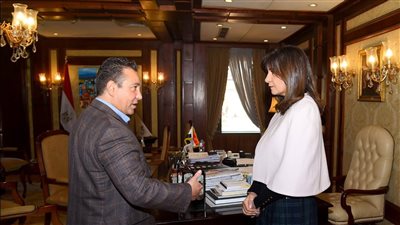 نبيلة مكرم تثمن جهود علماء وخبراء 