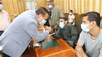 محافظ المنوفية يسلم مساعدات مالية وعينية للأسر الأولى بالرعاية