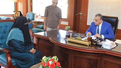 محافظ سوهاج ونائبه يلتقيان 98 مواطنا لبحث مطالبهم وحل شكواهم