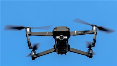 القبض على شخصين أثناء تصوير مناطق صحراوية في الواحات باستخدام طائرة درون