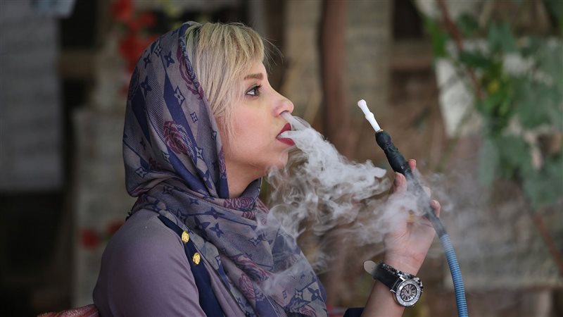 إيرانية تتناول الشيشة
