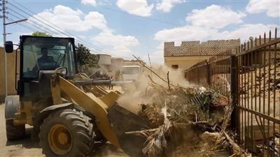 استعدادا للعيد.. حملات نظافة موسعة للشوارع بالواحات البحرية| صور