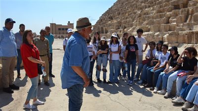 زاهي حواس يلتقي طلاب المدارس الموهوبين في فن الرسم بالأهرامات