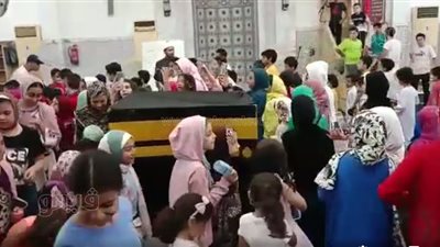 أطفال يطوفون كعبة رمزية ضمن أنشطة الأوقاف الصيفية | فيديو 