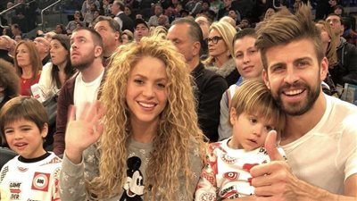 شاكيرا تظهر برفقة ابنائها في مطار ميامي رغم احتمالية سجنها