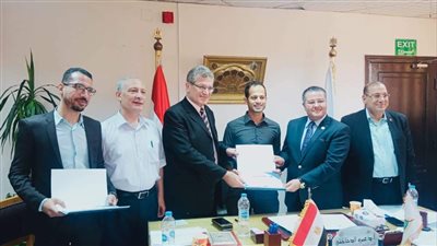 جامعة بنها تكرم فريقا طبيا أجرى جراحة لإعادة يد مبتورة