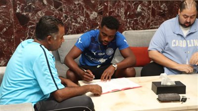 إيفونا يوقع عقود انتقاله لنادي أسوان بعد اجتياز الكشف الطبي | صور