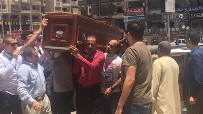 وصول جثمان والدة المطربة ريهام عبد الحكيم إلي مسجد الحصري | صور