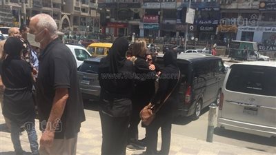 انهيار ريهام عبد الحكيم قبل صلاة الجنازة على والدتها | صور