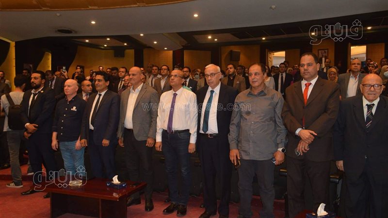 الصحفيون يقفون دقيقة