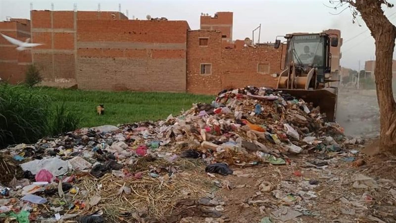 رفع مخلفات في حملة
