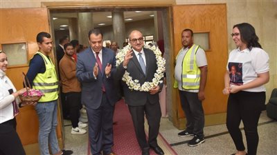 بالورود والموسيقى.. الطلاب يستقبلون رئيس جامعة أسيوط في ممر شرفي تكريمًا له