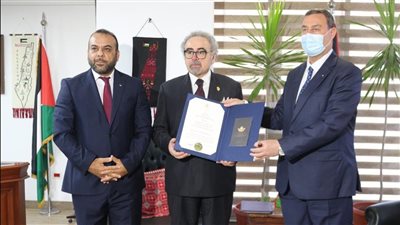 نيابة عن أبو مازن.. السفير الفلسطيني بالقاهرة يمنح رئيس اتحاد كتاب مصر وسام الثقافة والفنون