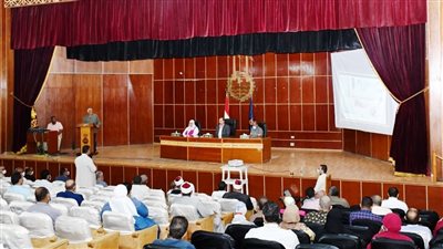 محافظ أسوان: نعمل جميعًا لتقديم الخدمات للمواطنين ولن نتهاون في مواجهة الفساد