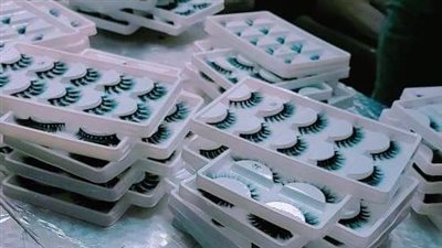 ضبط 850 عبوة رموش صناعية بحوزة راكب بمطار الأقصر