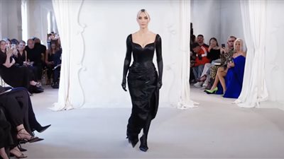 كيم كارداشيان ونيكول كيدمان ودوا ليبا عارضات أزياء في عرض Balenciaga haute | فيديو
