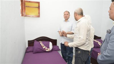 محافظ أسيوط يسلم 48 منزلًا لأصحابها بقرية العقال قبلي بعد إعادة إعمارها