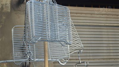 شوايات وأسياخ وفحم.. شاهد شارع السلاح بالسيدة زينب يستعد لموسم عيد الأضحى