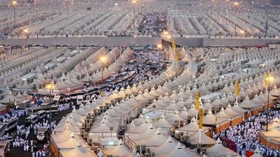 بدء مناسك الحج غدا.. توافد الحجاج إلى منى لقضاء يوم التروية | فيديو