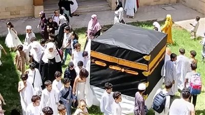 بملابس الإحرام.. تلاميذ مدرسة بالشرقية يحاكون الطواف حول الكعبة وتأدية مناسك الحج | فيديو
