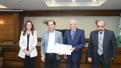 محافظ الجيزة يكرم رئيس حي شمال لتنفيذه أعلى نسبة مشروعات للخطة الاستثمارية