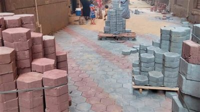 تركيب بلاط الإنترلوك بشوارع حوض الإشرافية بمنطقة عزبة المطار بالجيزة | صور