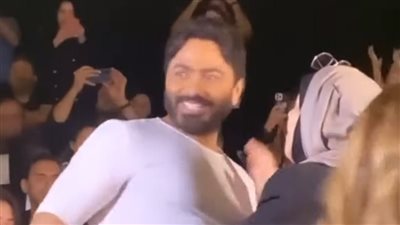 والدة تامر حسني وزوجته بسمة بوسيل في العرض الخاص لفيلم 