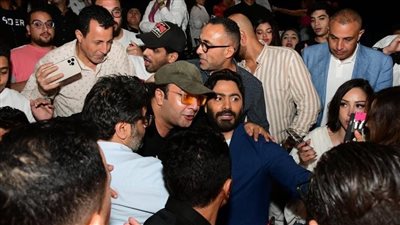 البطل والمنظمون قتلوا حلاوة الفرح.. سر الفوضى في العرض الخاص لفيلم تامر حسني | صور
