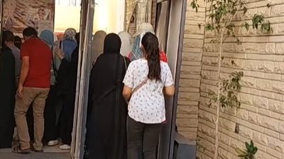 بث مباشر | توزيع الكمامات على طلاب الثانوية لأداء امتحان اللغة الأجنبية الأولى بمطروح