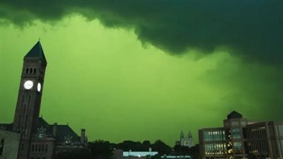 أحداث مسلسل خيال علمي تصبح حقيقة.. تحول السماء للون الأخضر ترعب مدينة أميركية 