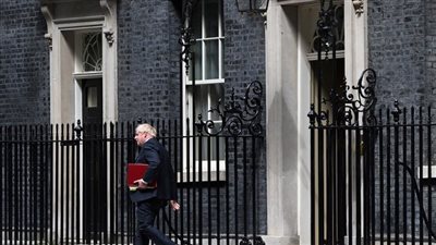 طوفان الاستقالات يجتاح الحكومة البريطانية.. سلسلة فضائح تعصف بـ جونسون ووزرائه 