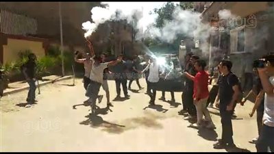 بالشماريخ والرقص.. طلاب الثانوية الأزهرية يحتفلون بانتهاء الامتحانات | فيديو 