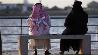 سعودي يطلق زوجته بعد تذمرها من صديقه 