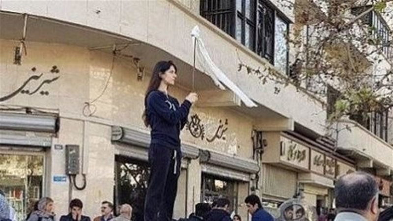 محتجة على الزامية