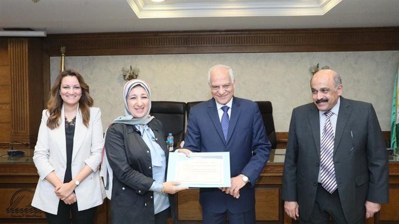 محافظ الجيزة يكرم