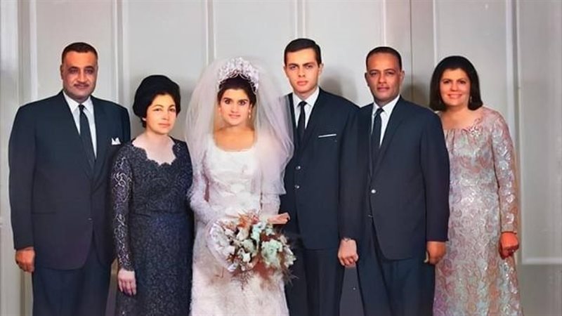 منى وأشرف مع أسرة