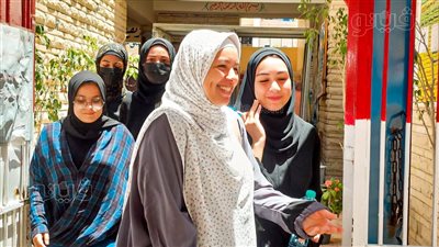 الفرحة تسيطر على طالبات الثانوية العامة بمطروح بسبب سهولة امتحان الإنجليزي | صور 