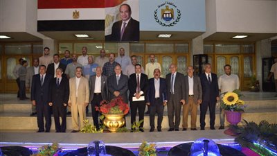 محافظ أسيوط يناقش مع أعضاء الشيوخ مشروعات الخطة الاستثمارية وتطوير المواقف 