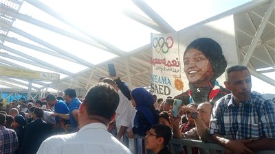 بالورود والطبل البلدي والزغاريد... استقبال بطلة رفع الأثقال نعمة سعيد بمطار القاهرة| فيديو