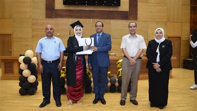 بالزغاريد.. آداب سوهاج تحتفل بتخريج الدفعة 43 بقسم الإعلام| صور