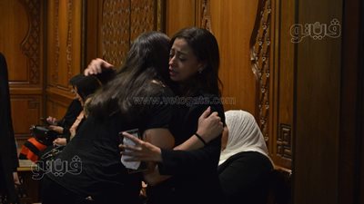 انهيار ريهام عبد الحكيم في عزاء والدتها | فيديو