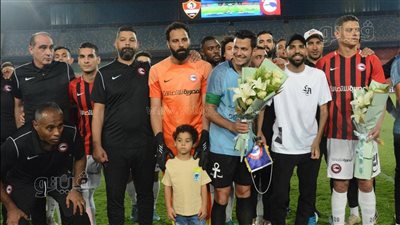 مؤمن زكريا يحضر نهائي كأس الرابطة وكابتن المحلة يقبل رأسه | صور